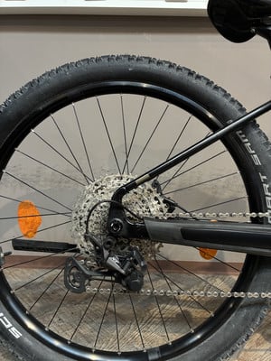 Hinterrad eines Mountainbikes mit Schaltwerk und Kassette. Hinterrad eines Mountainbikes mit Schaltwerk und Kassette.