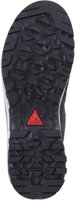 Schuhsohle mit ausgeprägtem rutschfestem Profil und rotem Dreieckdetail. Schuhsohle mit ausgeprägtem rutschfestem Profil und rotem Dreieckdetail.