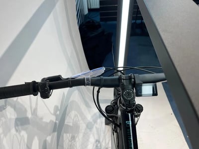 Blick auf den Lenker eines E-Bikes mit Display und Bedienelementen. Blick auf den Lenker eines E-Bikes mit Display und Bedienelementen.