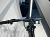 Blick auf den Lenker eines E-Bikes mit Display und Bedienelementen.