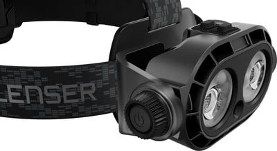 Schwarze Stirnlampe mit LENSER-Logo und zwei LED-Leuchten mit Drehregler. Schwarze Stirnlampe mit LENSER-Logo und zwei LED-Leuchten mit Drehregler.