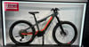 Ein KTM E-Mountainbike in Grau und Orange mit Beschriftung auf dem Rahmen.