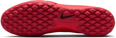 Rote Fußballschuhsohle mit Rautenmuster und Nike-Logo.