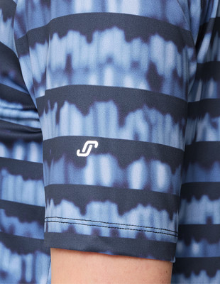 Ärmeldetail eines T-Shirts mit blau-weißem Streifenmuster und Logo.