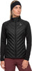 Schwarze Damen-Steppjacke mit schwarzem Stirnband und burgunderroter Hose.