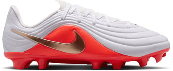 Ein weißer Nike Fußballschuh mit roter Sohle und goldenem Swoosh.