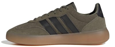 Zöld Adidas férfi szabadidőcipő gumitalppal és fekete csíkokkal. Zöld Adidas férfi szabadidőcipő gumitalppal és fekete csíkokkal.