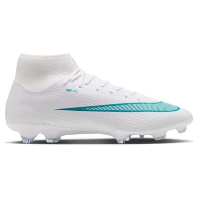 Weiße Nike Fußballschuhe mit türkisfarbenen Streifen und hohem Kragen.