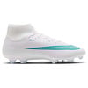 Weiße Nike Fußballschuhe mit türkisfarbenen Streifen und hohem Kragen.