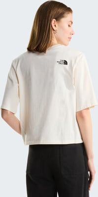 Ein Mädchen in einem weißen Kurzarmshirt und schwarzen Hosen mit dem Logo von The North Face. Ein Mädchen in einem weißen Kurzarmshirt und schwarzen Hosen mit dem Logo von The North Face.