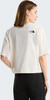 Ein Mädchen in einem weißen Kurzarmshirt und schwarzen Hosen mit dem Logo von The North Face.