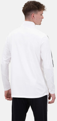 Mann in weißem Langarmshirt mit schwarzen Streifen am Ärmel. Mann in weißem Langarmshirt mit schwarzen Streifen am Ärmel.