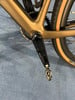 Detail eines goldenen Fahrradrahmens mit Kurbel und Pedal der Marke RIVAL.