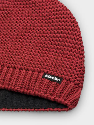 Rote Strickmütze mit schwarzem Futter und Eistír-Logo. Rote Strickmütze mit schwarzem Futter und Eistír-Logo.