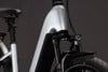 Silberner E-Bike-Rahmen mit Vorderfederung und Licht.