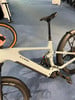Graues Cube E-Bike mit Federung und Geländereifen auf blauem Teppich.