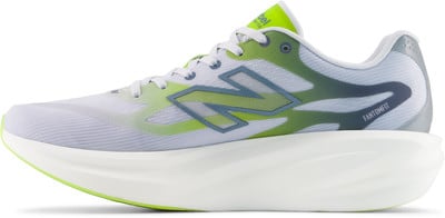 Weiße New Balance Laufschuhe mit neongrünen Akzenten und blauem Logo. Weiße New Balance Laufschuhe mit neongrünen Akzenten und blauem Logo.