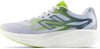 Weiße New Balance Laufschuhe mit neongrünen Akzenten und blauem Logo.