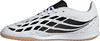 Weißer Fußballschuh mit schwarzen Streifen und Gummisohle.