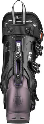 Rückansicht eines schwarzen Skischuhs mit lila Details und Logo. Rückansicht eines schwarzen Skischuhs mit lila Details und Logo.