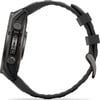 Detail einer Smartwatch mit schwarzem Armband und seitlichen Tasten.