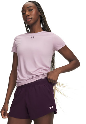 Eine Frau in einem rosafarbenen T-Shirt und burgunderfarbenen Shorts mit Under Armour-Logo. Eine Frau in einem rosafarbenen T-Shirt und burgunderfarbenen Shorts mit Under Armour-Logo.