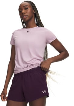 Eine Frau in einem rosafarbenen T-Shirt und burgunderfarbenen Shorts mit Under Armour-Logo.