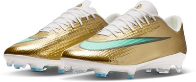 Zlaté futbalové kopačky s bielymi šnúrkami a tyrkysovým logom Nike.