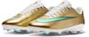 Zlaté futbalové kopačky s bielymi šnúrkami a tyrkysovým logom Nike.