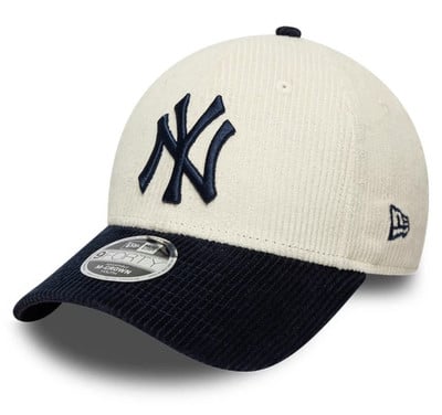 Béžová kšiltovka New Era s tmavě modrým logem Yankees a tmavě modrým kšiltem. Béžová kšiltovka New Era s tmavě modrým logem Yankees a tmavě modrým kšiltem.