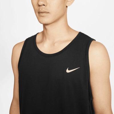 Schwarzes Nike Tanktop mit Logo auf der Brust. Schwarzes Nike Tanktop mit Logo auf der Brust.