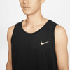 Schwarzes Nike Tanktop mit Logo auf der Brust.