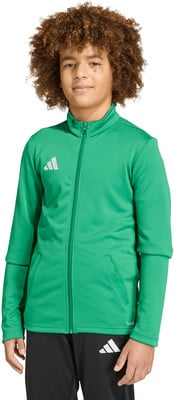 Junge in grüner Jacke mit Adidas-Logo und schwarzer Hose.