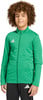 Junge in grüner Jacke mit Adidas-Logo und schwarzer Hose.