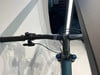 Fahrradlenker mit Vordergabel und Federung.