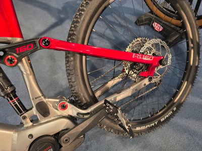 Das Heck eines roten Mountain-E-Bikes mit Federung und BOSCH-Logo.