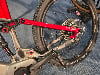 Das Heck eines roten Mountain-E-Bikes mit Federung und BOSCH-Logo.