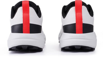 Rückansicht von weißen Laufschuhen mit roten und schwarzen Details. Rückansicht von weißen Laufschuhen mit roten und schwarzen Details.