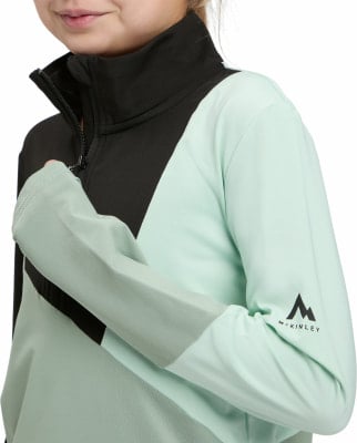 Das Mädchen trägt eine schwarz-weiße Jacke mit McKinley-Logo auf dem Ärmel. Das Mädchen trägt eine schwarz-weiße Jacke mit McKinley-Logo auf dem Ärmel.