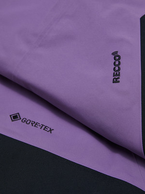 Lila Stoff mit GORE-TEX und RECCO Logos, Nahaufnahme. Lila Stoff mit GORE-TEX und RECCO Logos, Nahaufnahme.