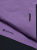 Lila Stoff mit GORE-TEX und RECCO Logos, Nahaufnahme.