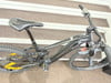 Schwarzes Haibike E-Mountainbike mit Federung auf Teppich.