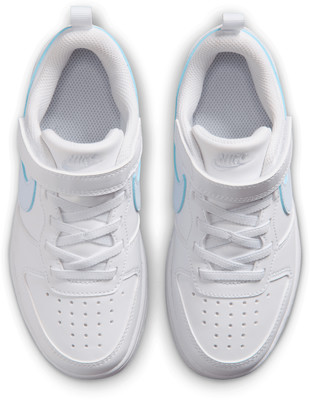 Biele tenisky Nike s modrými detailmi a zapínaním na suchý zips. Biele tenisky Nike s modrými detailmi a zapínaním na suchý zips.