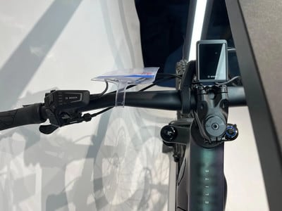 Detail des E-Bike-Lenkers mit Bosch-Display und Handyhalterung. Detail des E-Bike-Lenkers mit Bosch-Display und Handyhalterung.