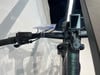 Detail des E-Bike-Lenkers mit Bosch-Display und Handyhalterung.