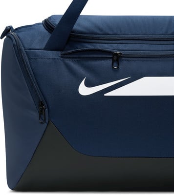 Dunkelblaue Nike Sporttasche mit weißem Logo und Reißverschlüssen.