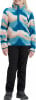 Mädchen in buntem Fleece-Pullover und schwarzer Hose mit Turnschuhen.
