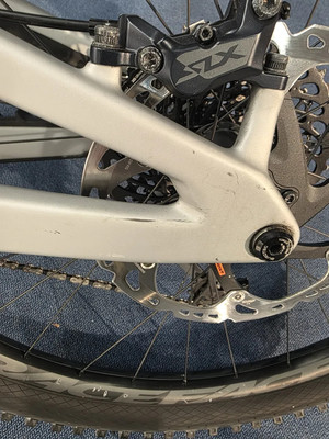 Detail der Rückseite eines Mountainbikes mit Scheibenbremse und Kette. Detail der Rückseite eines Mountainbikes mit Scheibenbremse und Kette.