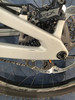 Detail der Rückseite eines Mountainbikes mit Scheibenbremse und Kette.
