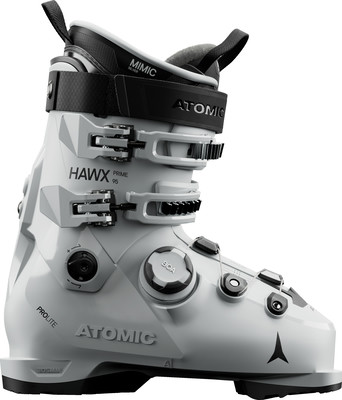 Weißer Atomic Hawx Prime 95 Skischuh mit schwarzen Schnallen und BOA-System. Weißer Atomic Hawx Prime 95 Skischuh mit schwarzen Schnallen und BOA-System.